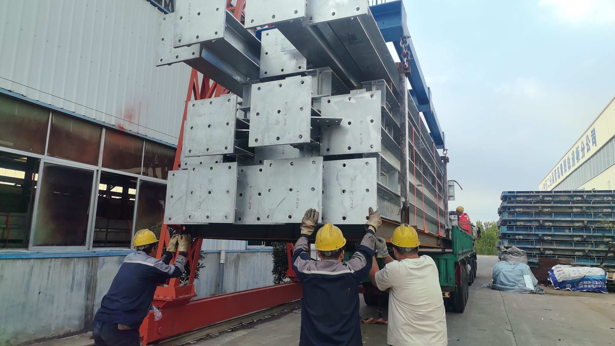 Hot-dip galvanized steel components for the Dominican Republic workshop