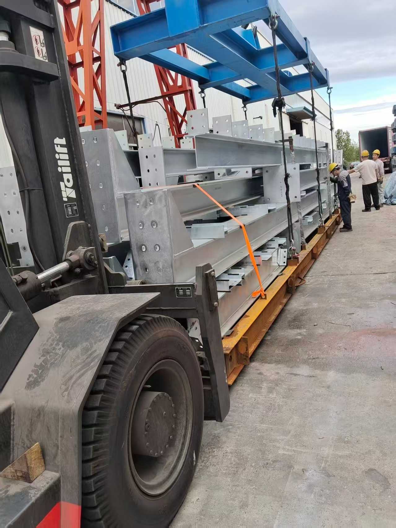 Steel columns and roof beams prepared for container loading