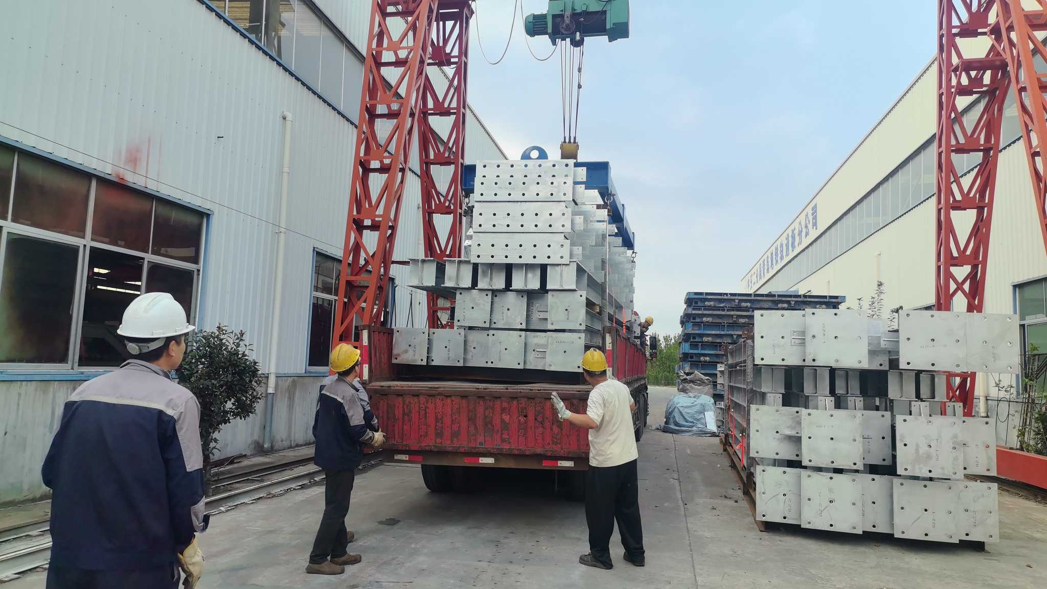 Steel structure components packed for ocean shipment